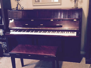 Beautiful Kohler & Campbel upright Piano, Mahogany with bench amazing sound!