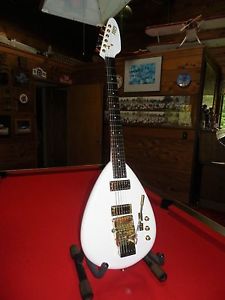 RTO Teardrop guitar. RTO tremolo, Hipshot lockers, Graphtech nut, Gator case