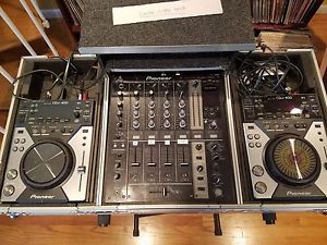 Pioneer CDJ 400 and Pioneer Mixer 700 with case and serato 2