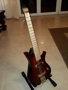 chitarra elettrica headless di liuteria
