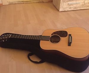 Martin Dreadnought Junior Akustik Gitarre, mit Tonabnehmer + Gig Bag