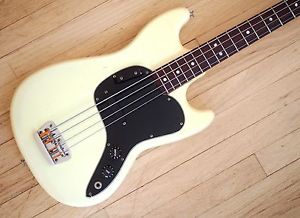 1980 Fender Musicmaster Bass Vintage Short Scale Electric Bass Guitar White