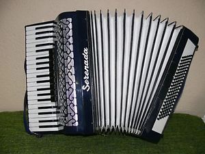 Akkordeon Serenada 120 Bass, 4-chörig mit Papieren Gurten und Koffer wahr. Lusso