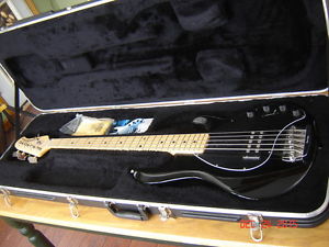 Musicman Stingray 5 string Black w OHSC