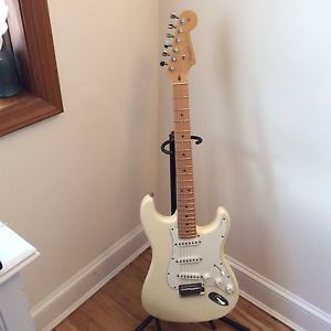 fender american stratocaster olympic white, maple neck,  Speizel locking tuners