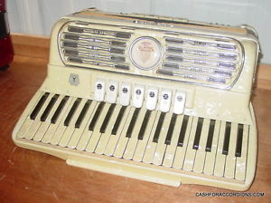 TITANO STROLLER  PIANO ACCORDION WITH THE CASE IN GREAT WORKING CONDITION