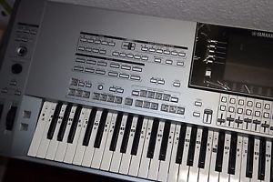 Yamaha Tyros 5 76 neuwertig mit Boxen und 2GB Speicher ohne Gebrausspuren