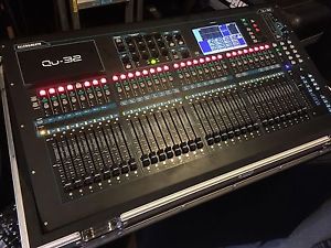 Allen & Heath QU-32 Mixer With Case