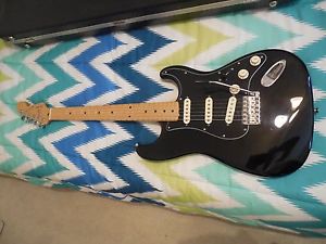 MINT- SQUIER by FENDER MIJ STRATOCASTER OHSC DAVID GILMOUR TRIBUTE