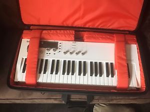 Waldorf Blofeld Keyboard Synthesizer White, Absolute Mint!! With $200 Case