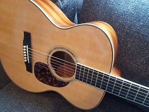 Larrivee OM05 Acoustic Guitar hr