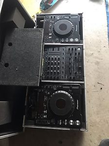 dj mixer And 2 CDJ 1000
