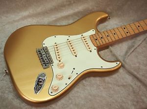 2011 Fender Special Edition Strat Stratocaster electric guitar in gold finish