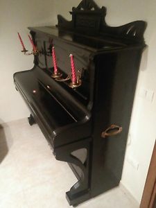 Pianoforte verticale F. Weber con portacandele