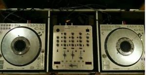 Technics SL-DZ 1200 Digital Turntables (includes mixer & travel case)