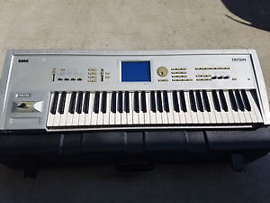 KORG TRITON MUSIC - WORKSTATION/SAMPLER 61 WITH SKB CASE