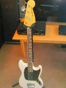 fender mustang bass japan excellent condition