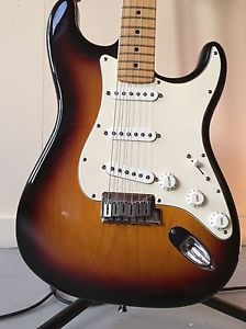 USA Fender American Stratocaster Sunburst in a CASE