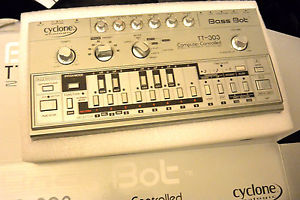 Cyclone-Analogic Bass Bot TT-303 Clone TB-303 Roland 303 Comes with original box