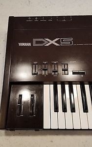 Yamaha DX5 Japan Digital Synthesizer Rare with Case Clean dx7