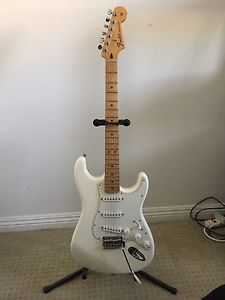 FENDER STANDARD STRATOCASTER ARCTIC WHITE MAPLE FRETBOARD ELECTRIC GUITAR