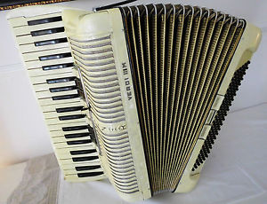 Sehr schönes Akkordeon HOHNER VERDI II M - 96 Bässe