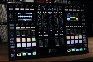 Native Instruments Traktor Kontrol S8 DJ Controller