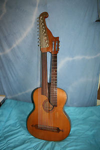 SCHÖNE ALTE KONTRAGITARRE,15 SAITEN,9 BÄSSE,SPIELBEREIT,SCHRAMMELGITARRE