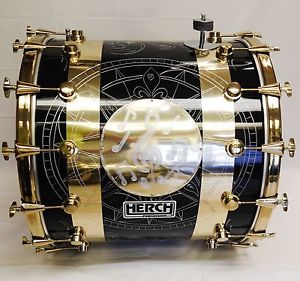 Herch Tambora Nergra Con Dos Tiras Doradas de 14 Afinadores. 22" x 24"