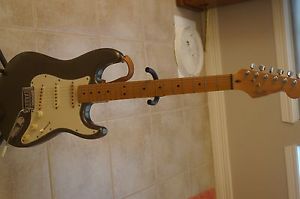 Vintage 1983 Fender USA Silver Stratocaster Vintage 57 Pickups plays amazing