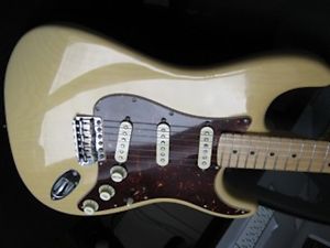 USA FENDER STRATOCASTER ARTIST SERIES BUDDY GUY SIGNATURE WITH OHSC AND GOODIES