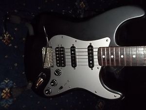 FENDER DELUXE SERIES STRATOCASTER and GATOR HARD CASE