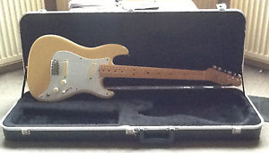 RARE CREAM FENDER USA BULLET 1981 AND ORIGINAL HARD SHELL FENDER CASE