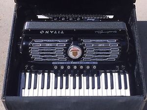 Titano Palmer Convertor Grand 120 Bass  Free Bass Piano Accordion w/ Case
