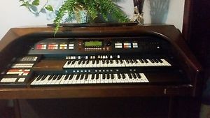 Hammond Xt172 Spinet Organ With 