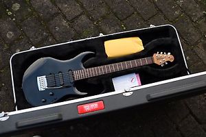 Music Man Luke III Steve Lukather HSS black E-Gitarre Made in USA mini Lackr