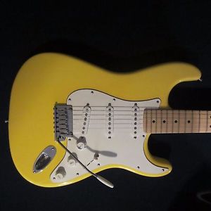 Fender Stratocaster Graffiti Yellow
