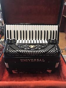 UNIVERSAL ELECTRIC ACCORDION ACCORDIAN AMPLIFIED WITH CASE