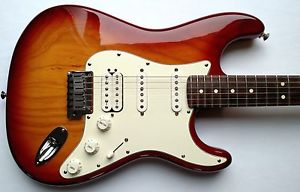 Fender American Deluxe Strat Cherry Sunburst Ash HSS 2005 w/HSC