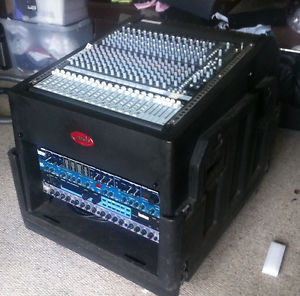 MACKIE ONYX 1640 with SKB Gig Rig