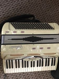 60's 120 bass 2 voice guilanti brothers piano accordian