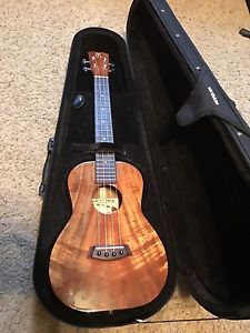 Kanile'a Tenor Deluxe Ukulele with Baggs Pickup