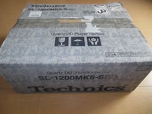Technics SL-1200mk5 silver Turntable really near mint condition w/original BOX