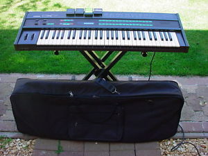Yamaha DX7 classic synth excellent condition w/4 cartridges and case