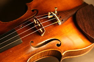 A FINE OLD ANTIQUE FRENCH VIOLIN AFTER MATTHIAS KLOTZ CIRCA 1920, OIL VARNISH.