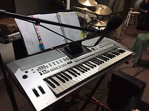 Yamaha PSRS900 Keyboard with USB, external monitor, and gig bag.