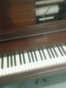 Players Piano aeolian with 100 roles of music