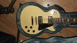 Les Paul custom guitar with gold package andcase.Beleived to be an antique