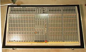 32 channel mixer Studiomaster P7