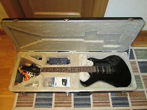GUITARRA ELECTRICA AXL MADE IN USA Y AMPLIFICADOR ROLAND CUBE 15X MAS REGALOS.